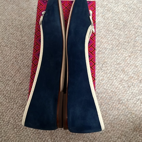 Tory Burch Logo Charm Ballet Flats - Picture 6 of 14